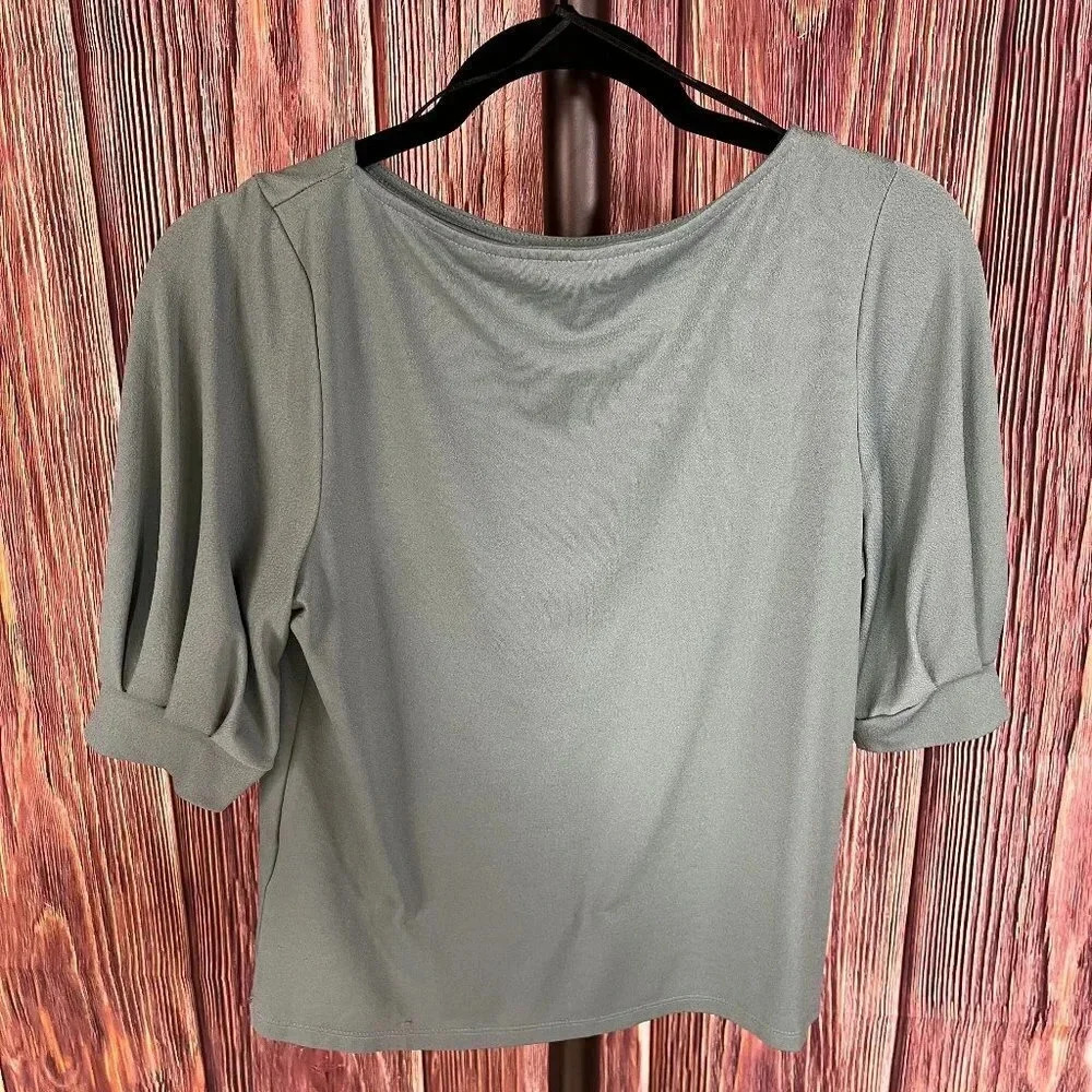 H&M light green short sleeve top in Ladies size S.